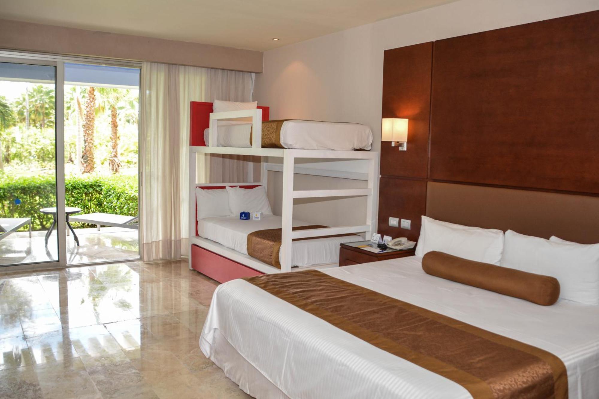 Grand Sunset Princess Playa del Carmen Exterior foto A bunk bed in a hotel room